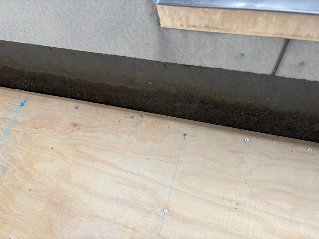 壁際の床下地納まり